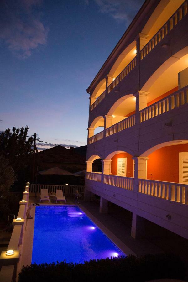 Villa Apartments Art 特罗吉尔 外观 照片